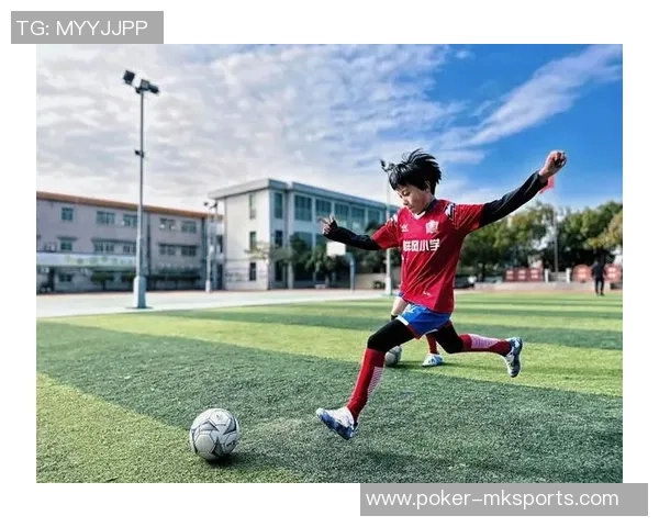 小女孩在阳光下快乐踢足球展现青春活力与梦想的美好瞬间