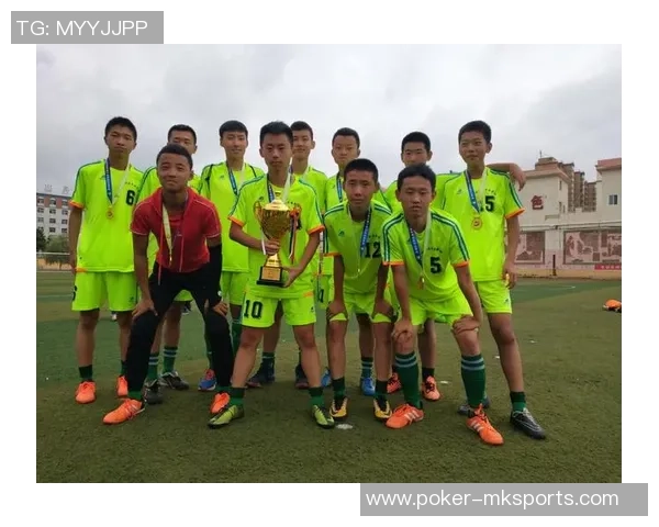 张云龙在绿茵场上尽显风采踢足球的精彩瞬间令人难忘